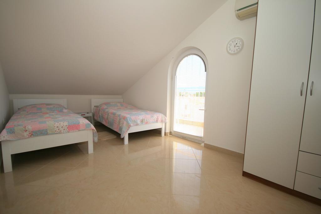 Apartment Mimoza 6, Baska, Krk Exterior photo